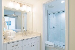 Bruser, hårtørrer, håndklæder, Sæbe