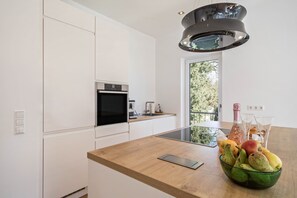 Een koelkast, een oven, een kookplaat, een vaatwasser