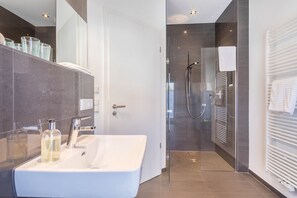 Shower, hair dryer, towels - Apartment 'Parkside' with Mountain View, Balcony and Wi-Fi (Lindau am Bodensee)