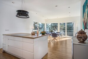 Dining - Apartment 'Parkside' with Mountain View, Balcony and Wi-Fi (Lindau am Bodensee)