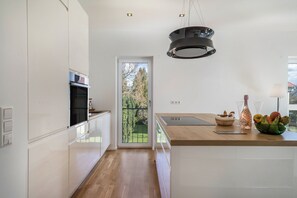 Kjøleskap, ovn, kokeplater og oppvaskmaskin