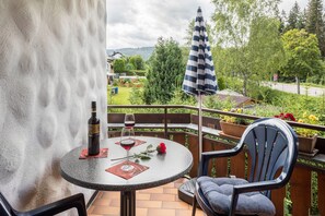 Outdoor dining - Apartment 'Friedolin' with Mountain View, Private Terrace and Wi-Fi (Titisee-Neustadt)