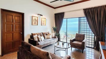 Executive-Apartment | Wohnbereich | 40-Zoll-Flachbildfernseher mit Satellitenempfang, Fernseher