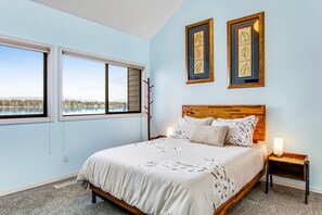 3 bedrooms, iron/ironing board, Internet, bed sheets - Peaceful lakefront home with firepit, hot tub, pool table, dock, balcony, & deck (Lake Tapps)