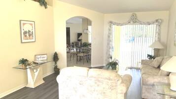 House, 4 Bedrooms, Private Pool, Garden View | Living area