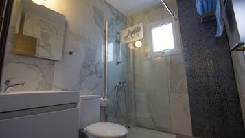 Apartment, 1 Bedroom, Balcony, City View | Bathroom | Free toiletries, towels