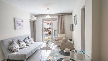 Apartment, 1 Bedroom, Balcony, City View | Living area