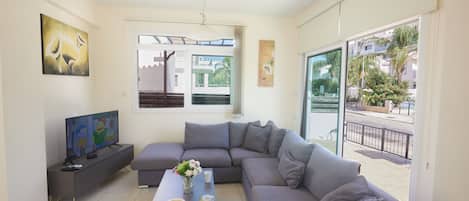 Villa, 3 Bedrooms, Private Pool, Garden View | Living area