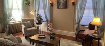 1 Br Private Victorian Apt in Convenient City Location on Half Acre Sleeps 4