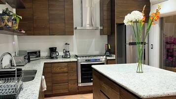 Casa, 4 habitaciones, para fumadores, patio | Restaurantes