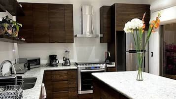House, 4 Bedrooms, Smoking, Patio | Interior