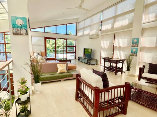 Spacious Trendy Villa At Metro Country Club