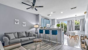 Interior - Ellas Blue House is Near Disney Theme Park (Kissimmee)