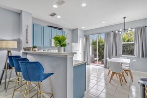 Vila, 3 quartos, varanda | Sala de jantar