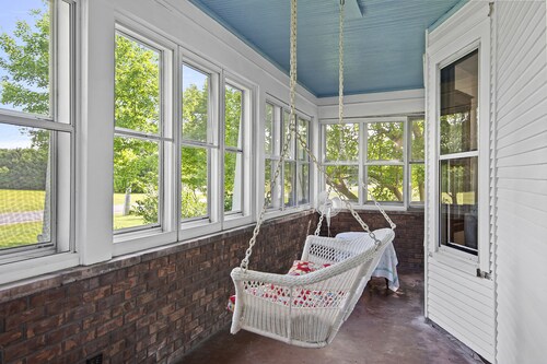 Spacious farmhouse located 9 miles from Taylorville, 15 miles from Springfield.