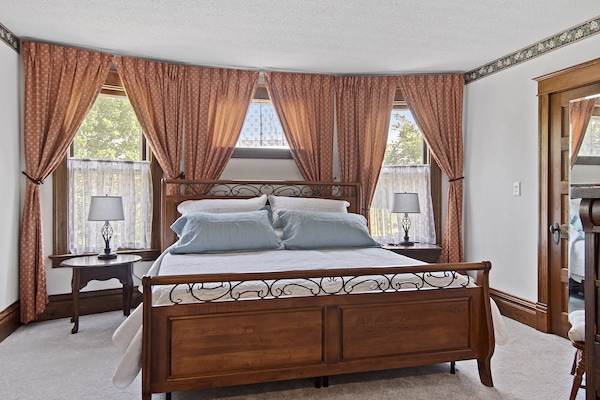 4 bedrooms, desk, iron/ironing board, free WiFi