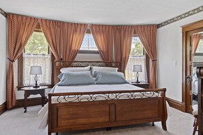 4 slaapkamers, een bureau, een strijkplank/strijkijzer, gratis wifi