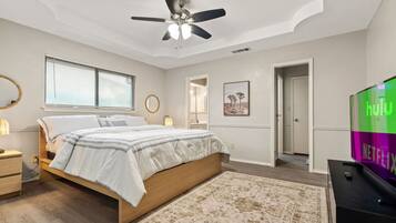 Skrivebord, strygejern/strygebræt, weekendseng, Wi-Fi