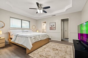 Escritorio, tabla de planchar con plancha, cuna de viaje y wifi