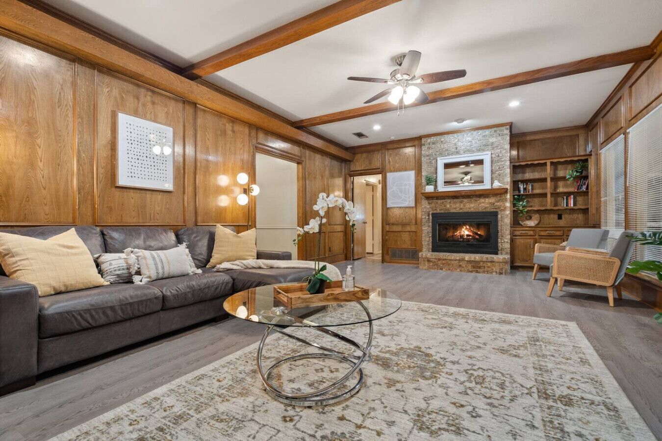 Télévision, cheminée, espaces bureaux