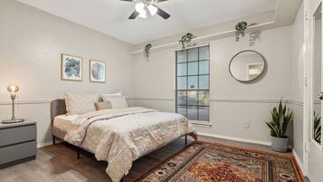 Skrivebord, strygejern/strygebræt, weekendseng, Wi-Fi