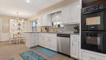 Køleskab, mikrobølgeovn, ovn, kogeplade