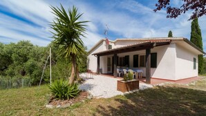 A single-story house with a patio, surrounded by greenery and a clear sky. - APPARTAMENTI CAMPO AL PERO - CAMPO AL PERO - TRILO 3 (Rio dell'Elba)