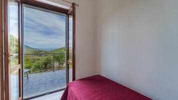 2 bedrooms, iron/ironing board, WiFi