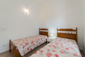 2 bedrooms, iron/ironing board, WiFi