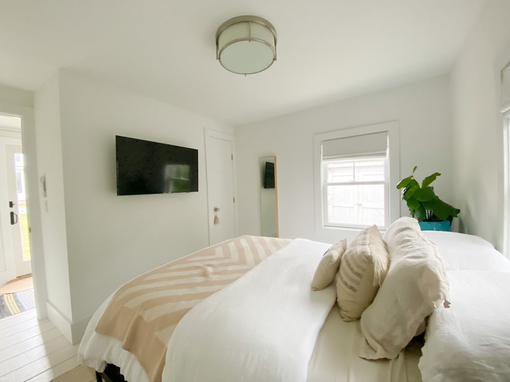 Charming And Bright Cottage With Salt Water Pool - Hamptons, NY