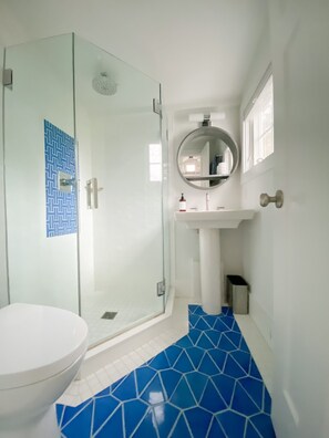 Dusche, Haartrockner, Handtücher, Toilettenpapier