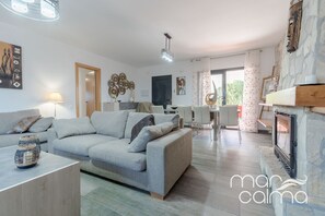 Televisión y chimenea 