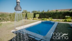 Une piscine avec de l’eau qui coule d’un robinet.