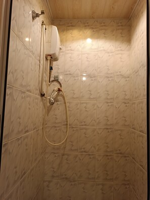 Kamar Single Basic | Kamar mandi | Sandal
