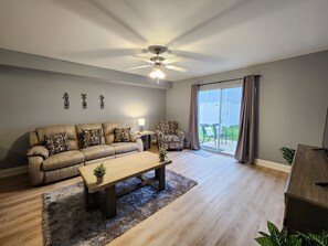 Smart TV - Beach Life Condo 134. Pools! Beach! Casinos! FUN! (Biloxi)