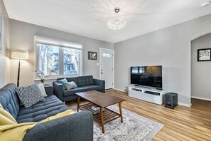 TV connectée, lecteur de DVD, livres, chaîne hi-fi