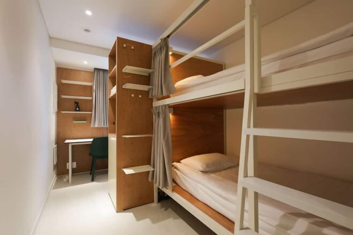 Ropa de cama de alta calidad, camas con efecto memoria y escritorio