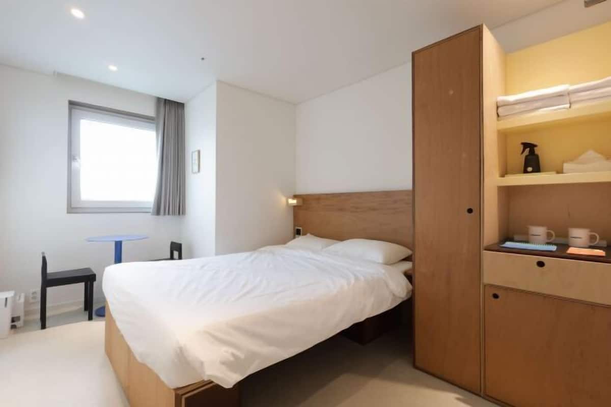 Ropa de cama de alta calidad, camas con efecto memoria y escritorio