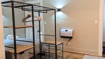 1 slaapkamer, een strijkplank/strijkijzer, gratis wifi, beddengoed