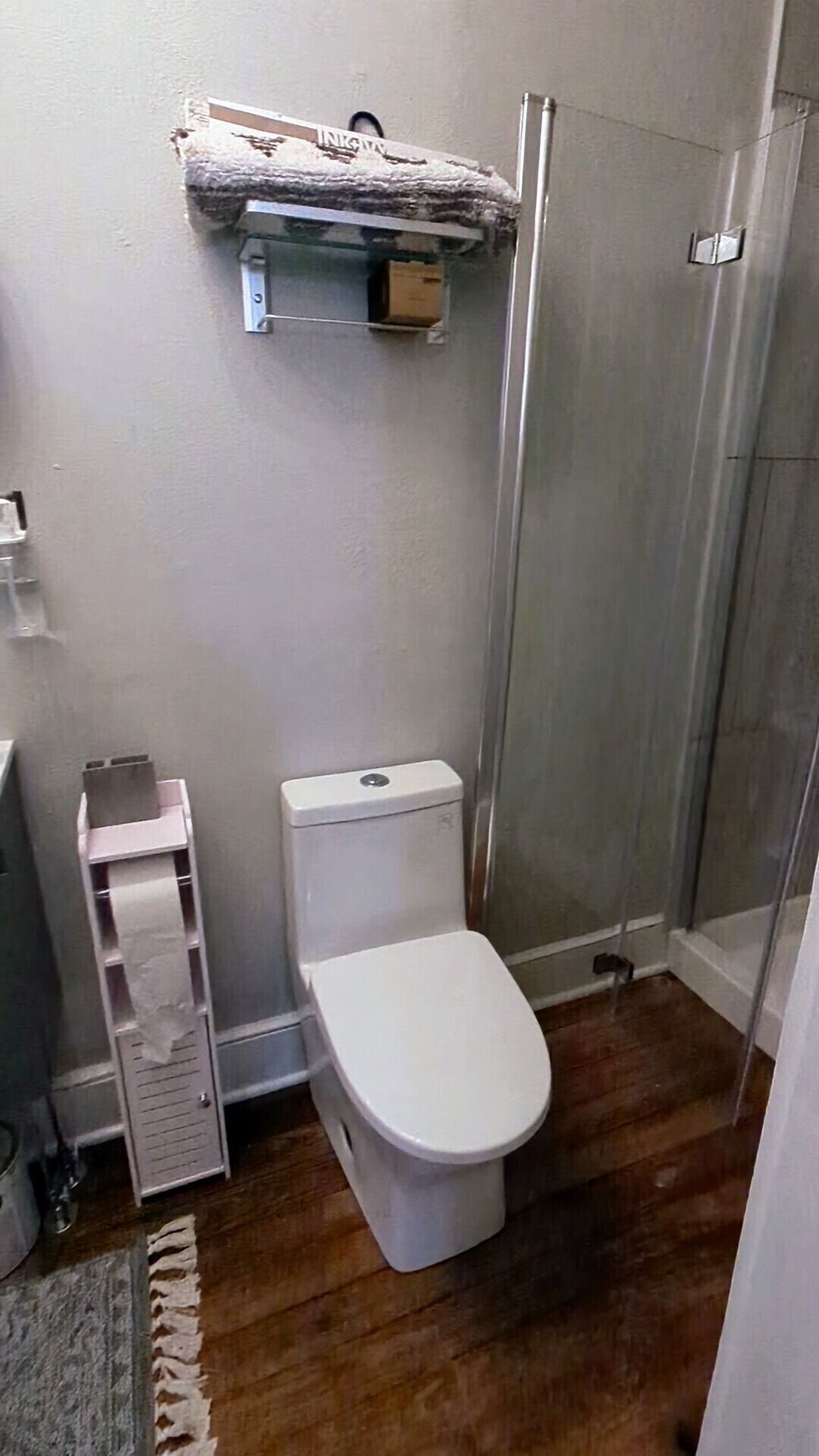 Douche, serviettes fournies, savon, papier toilette