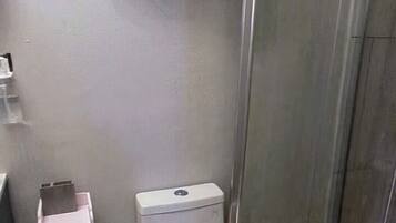 淋浴设施、毛巾、肥皂、卫生纸