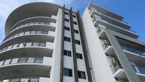 Un edificio de varios pisos con balcones y ventanas amplias.