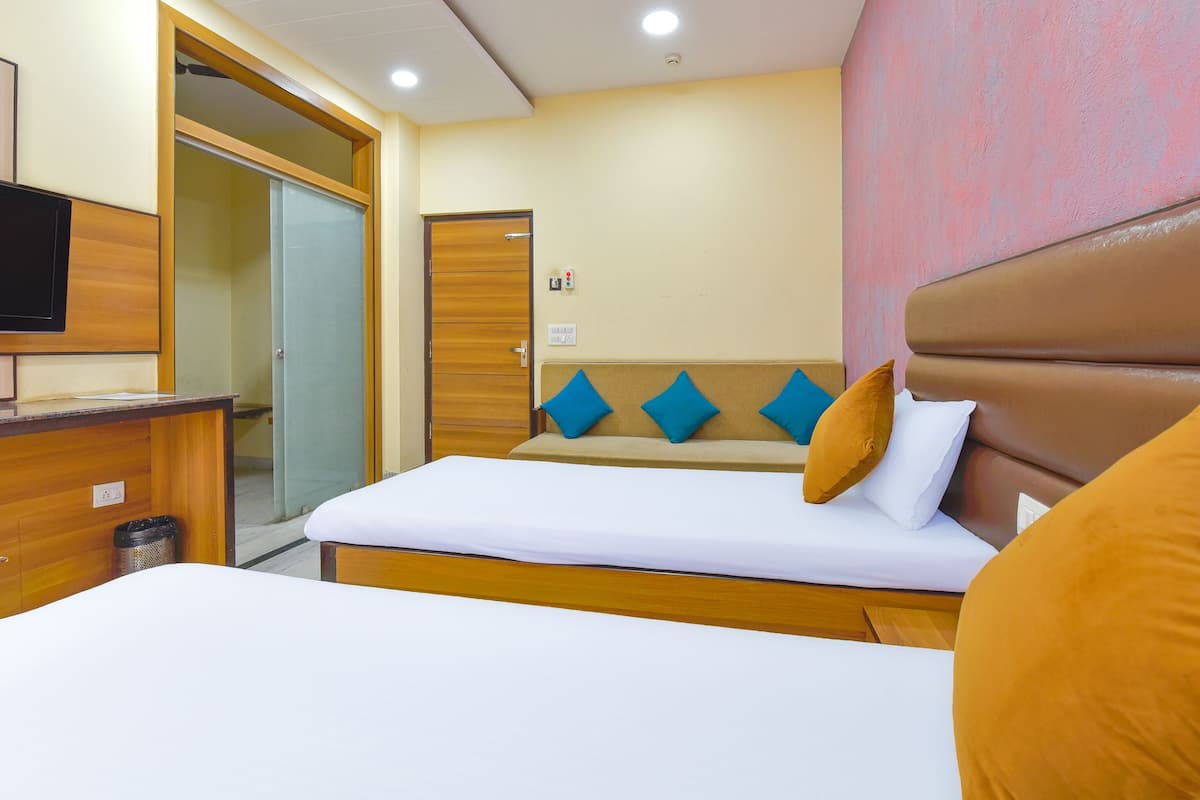Una habitación de hotel con una cama, un escritorio y televisión.