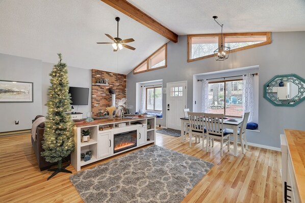 Smart-tv, een open haard en boeken