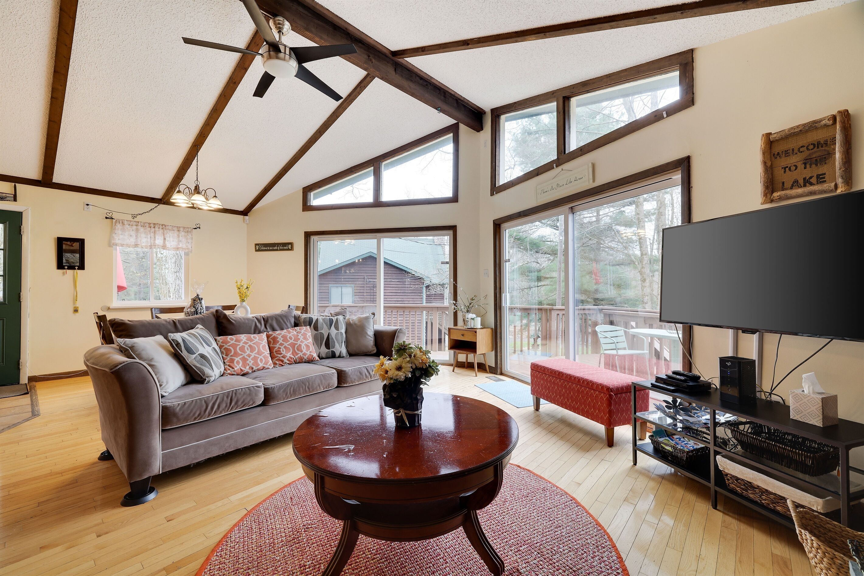 Smart TV, chimenea, reproductor de DVD y tenis de mesa 