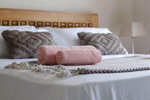 3 makuuhuonetta, tallelokero huoneessa, työpöytä, silitysrauta/-lauta