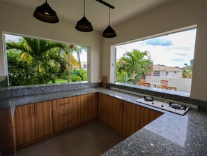 Fridge, microwave, oven, stovetop - Spacious Villa with Private Pool and Fully Equipped Kitchen - For 6 Pers (Albion)