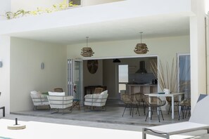 Outdoor dining - Spacious Villa with Private Pool and Fully Equipped Kitchen - For 6 Pers (Albion)