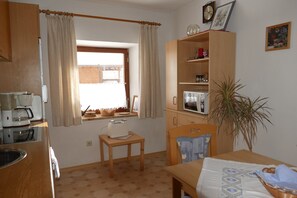 Fridge, microwave, oven, stovetop - Apartment 3, 30 sqm, 1-2 persons, living-bedroom, kitchen, bathroom (Marquartstein)