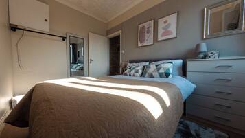 Apartment, 1 Bedroom | Bathroom | Free toiletries, towels